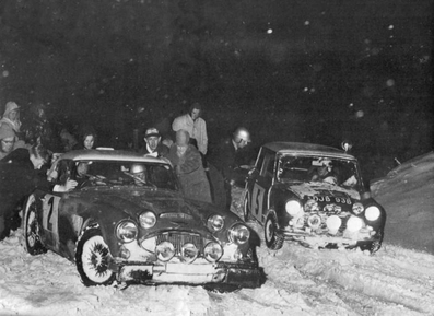 14º Daily Mirror RAC Rally 1965
5# Rauno August Aaltonen - Tony Ambrose con Austin Mini Cooper S 1275 (DJB 93B), clasificado 1º.

2# Timo Mäkinen - Paul Easter con Austin-Healey 3000 MK1 (EJB 806C), clasificado 2º.

Del 21 al 25 de Noviembre, Londres (Heathrow).
Superficie: tierra - asfalto.

El Rally constaba de 8 etapas con 550.39 km divididos en 57 tramos cronmetrados.

Tomaron la salida 185 equipos, finalizaron 62.
@
Palabras clave: Mini;Cooper;Austin;Healey;Gran_Bretaña;1965;Nieve