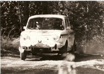 Henri Toivonen - Antero Lindqvist
25º Jyväskylän Suurajot - Rally of the 1000 Lakes 1975. Simca Rallye 2. Abandonó por cárter roto en SS36 Myhinpaa de 20.50 Km.

Del 29 al 31 de Agosto, Jyväskylä, Finlandia.
Superficie: tierra.

El Rally tenia un total de 1332.00 km de los que 287.50 km divididos en 42 tramos eran especiales.

Tomaron la salida 98 equipos, finalizaron 60.@
Palabras clave: Henri_Toivonen;Simca;Rallye;Finlandia;1975