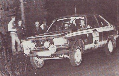 Henri Toivonen - Antero Lindqvist
27º Jyväskylän Suurajot - Rally of the 1000 Lakes 1977. Chrysler Avenger (UHX-510).

Clasificado 5º por detrás de pilotos como Bjorn Waldegard 3º (Ford Escort RS 1800 MKII) a 16' 03" ó como de Timo Salonen 2º (Fiat 131 Abarth) a 21' 09".

Y por delante de pilotos que abandonaron por diferentes causas y/o problemas como Markku Alén, Pentti Airikkala, Stig Blomqvist, Hannu Mikkola, Ari Vatanen, Simo Lampinen, Timo Makinen, Per Eklund, Leo Kinnunen... Henri tenía 21 años.

Del 26 al 27 de Agosto, Jyväskylä, Finlandia.
Superficie: tierra.

El Rally tenia un total de 1484 km de los que 452.90 km divididos en 46 tramos eran especiales, (uno de ellos fue cancelado SS14 Vaarinmaja).

Se inscribieron 102 equipos, tomaron la salida 99, finalizaron 44.
@
Palabras clave: Henri_Toivonen;Chrysler;Avenger;Finlandia;1977