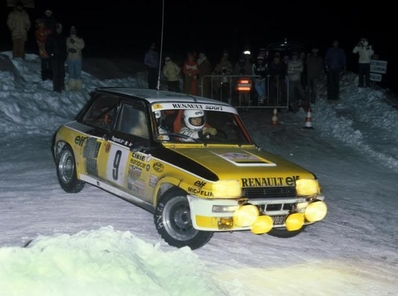 Jean Ragnotti - Jean-Marc Andrié
49º Rallye Automobile de Monte-Carlo 1981. Renault 5 Turbo (440 VB 91). Clasificado 1º.

Jean Ragnotti y Jean-Luc Thérier lucharon durante toda la prueba para mantenerse en la primera posición, hasta que en el primer tramo de la última etapa, SS25 Moulinet - La Bollène 2 (Turini) de 22.00 km, y durante su descenso, unos energúmenos tiraron nieve en una de las curvas justo antes del paso del Porsche 911 SC (4769 RP 34) de Jean-Luc Thérier, saliéndose éste de pista y perdiendo mucho tiempo para volver a ella, quedando al final de la prueba en 95º lugar.

Del 24 al 30 de Enero, Monte-Carlo.
Superficie: asfalto - nieve.

El Rally tenia un total de 3930.00 km de los que 750.00 km divididos en 32 tramos eran especiales.

Se inscribieron 274 equipos, tomaron la salida 263, finalizaron 133.
@
Palabras clave: ;Renault;Turbo;Montecarlo;1981;Nieve
