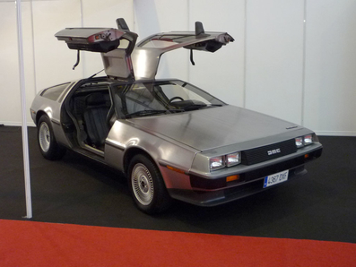 DeLorean
"El coche de la pelà­cula Regreso al Futuro, producida el año 1985"
Palabras clave: DeLorean