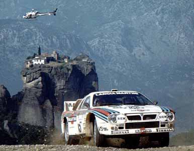 Attilio Bettega - Maurizio Perissinot
30º Rothmans Acropolis Rally 1983. Lancia Rally 037. Clasificado 5º.

Del 30 de Mayo al 2 de Junio, Atenas, Grecia.
Superficie: tierra.

El Rally tenia un total de 2264 km de los que 843.30 km divididos en 45 tramos eran especiales, (uno de ellos fue cancelado SS22 Tsouka de 6.57 km).

Tomaron la salida 120 equipos, finalizaron 36.

Foto en SS Meteora
@
Palabras clave: Lancia;Rally;Meteora;Grecia;Grupo_B;1983;Acropolis