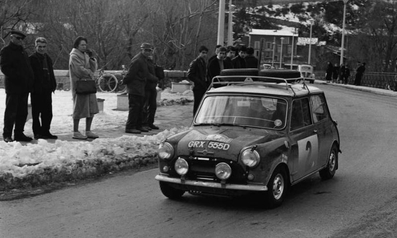 Timo Mäkinen - Paul Easter
35º Rallye Automobile de Monte-Carlo 1966. BMC Mini Cooper S 1275 (GRX 555D).
Todos los Minis del Equipo Oficial fueron descalificados por usar faros halógenos.

Del 14 al 20 de Enero, Monte-Carlo.
Superficie: asfalto - nieve.

119 equipos completaron el rally en su totalidad.
A partir de la posición 120, los equipos no se clasificaron para el tramo final, pero fueron clasificados oficialmente.

Tomaron la salida 322 equipos, finalizaron 184.
@
Palabras clave: Timo_Makinen;Paul_Easter;Mini;Cooper;S;Montecarlo;1966
