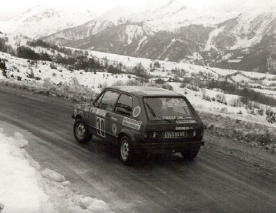 Jean Ragnotti - Jean-Marc Andrie 
45º Rallye Automobile de Monte-Carlo 1977. Volkswagen Golf GTi 1.6 (6969 QU 80). Clasificado 18º.

Del 22 al 28 de Enero, Monte-Carlo .
Superficie: asfalto - nieve.

El Rally tenia un total de 4800 km de los que 540.50 km divididos en 27 tramos eran especiales (una de ellas fue cancelada SS2 Col de Fontbelle de 35.00 Km).

Se inscribieron 217 equipos, tomaron la salida 198, finalizaron 118 en lista, llegaron 47 en meta.@
Palabras clave: ;Volkswagen;Golf;GTI;Montecarlo;nieve;1977