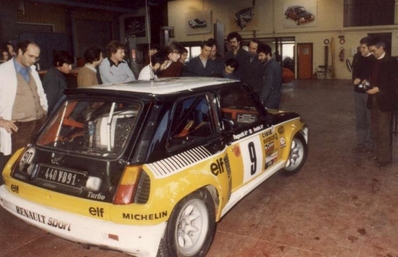 Jean Ragnotti - Jean-Marc Andrie 
49º Rallye Automobile de Monte-Carlo 1981. Renault 5 Turbo (440 VB 91). Clasificado 1º.
Renault Elf

Jean Ragnotti y Jean-Luc Thérier lucharon durante toda la prueba para mantenerse en la primera posición, hasta que en el primer tramo de la última etapa, SS25 Moulinet - La Bollène 2 (Turini) de 22.00 km, y durante su descenso, unos energúmenos tiraron nieve en una de las curvas justo antes del paso del Porsche 911 SC (4769 RP 34) de Jean-Luc Thérier, saliéndose éste de pista y perdiendo mucho tiempo para volver a ella, quedando al final de la prueba en 95º lugar.

Del 24 al 30 de Enero, Monte-Carlo.
Superficie: asfalto - nieve.

El Rally tenia un total de 3930.00 km de los que 750.00 km divididos en 32 tramos eran especiales.

Se inscribieron 274 equipos, tomaron la salida 263, finalizaron 133.@
Palabras clave: Renault;turbo;Montecarlo;parque_cerrado;1981