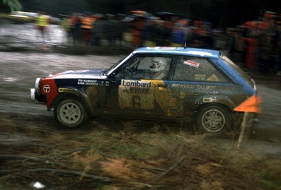 Stig Blomqvist - Bjorn Cederberg
31º Lombard RAC Rally 1982. Talbot Lotus Sunbeam. BDU (111Y). Clasificado 8º.

Del 21 al 25 de Noviembre, York, Inglaterra.
Superficie: asfalto - tierra.

El Rally tenia un total de 2970.00 km de los que 711.73 km divididos en 69 tramos eran especiales, (una de ellas fue cancelada SS46 Yair de 8.53 Km).

Se inscribieron 161 equipos, tomaron la salida 146, finalizaron 63.@
Palabras clave: Stig_Blomqvist;Talbot;Sunbeam;Lotus;Gran_Bretaña;1982