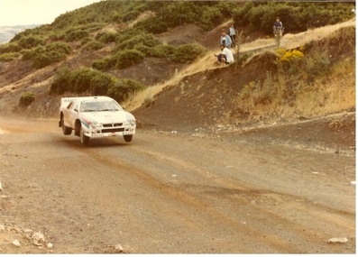 Walter Röhrl - Christian Geistdörfer
30º Rothmans Acropolis Rally 1983. Lancia Rally 037 (TO Y88745). Clasificado 1º.

Del 30 de Mayo al 2 de Junio, Atenas, Grecia.
Superficie: tierra.

El Rally tenia un total de 2264 km de los que 843.30 km divididos en 45 tramos eran especiales, (uno de ellos fue cancelado SS22 Tsouka de 6.57 km).

Tomaron la salida 120 equipos, finalizaron 36.@
Palabras clave: Walter_Röhrl;Lancia;Grecia;Grupo_B;1983;Acropolis
