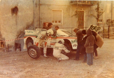Massimo (Miki) Biasion - Tiziano Siviero
25º Rallye Sanremo 1983. Lancia Rally 037. Clasificado 5º.

Del 2 al 7 de Octubre, Sanremo, Liguria, Imperia, Italia.
Superficie: Asfalto - Grava.

El Rally tenia un total de 2695.00 km de los que 775.89 km divididos en 58 tramos, eran especiales.

Tomaron la salida 97, finalizaron 36.@
Palabras clave: ;Tiziano_Siviero;Lancia;Rally;Grupo_B;Sanremo;1983;Asistencias;Personajes