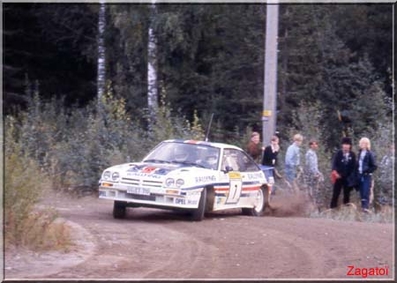 Henri Toivonen - Fred Gallagher
33º 1000 Lakes Rally 1983. Opel Manta 400 (GG-CT 310). Abandonó por daños de motor a causa de una salida de pista en SS39 Kraakkio de 10.51 Km.
Rothmans Opel Rally Team

Del 26 al 28 de Agosto, Jyväskylä, Finlandia. Superficie: tierra.

El Rally tenia un total de 1461.00 km de los que 472.63 km divididos en 50 tramos eran especiales.

Se inscribieron 180 equipos, tomaron la salida 174, finalizaron 71.@
Palabras clave: Henri_Toivonen;opel;manta;Finlandia;grupo_B;1983