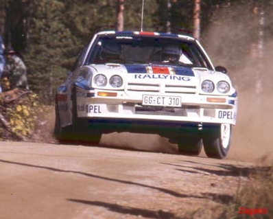 Henri Toivonen - Fred Gallagher
33º 1000 Lakes Rally 1983. Opel Manta 400 (GG-CT 310). Abandonó por daños de motor a causa de una salida de pista en SS39 Kraakkio de 10.51 Km.
Rothmans Opel Rally Team

Del 26 al 28 de Agosto, Jyväskylä, Finlandia.
Superficie: tierra.

El Rally tenia un total de 1461.00 km de los que 472.63 km divididos en 50 tramos, eran especiales.

Se inscribieron 180 equipos, tomaron la salida 174, finalizaron 71.@
Palabras clave: Henri_Toivonen;opel;manta;Finlandia;grupo_B;1983
