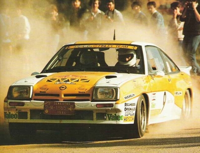 Carlos Sainz Cenamor - José Luis López Orozco
20º Rally Catalunya 1984. Opel Manta 400 (2-M-1855-P). Clasificado 2º.

El Equipo Oficial de Opel le cedió este coche sólo para este rally.
Su brillante actuación, 2º por detrás de Salvador Serviá también con Opel, y por delante de Genito Ortiz con Renault 5 Turbo, le abrió las puertas al Equipo Oficial de Renault.

Del 26 de Octubre al 28 de Octubre, Barcelona, Catalunya, España.
Superficie: asfalto.

El Rally tení­a un total de 440.65 km cronometrados.

Tomaron la salida 83 equipos, finalizaron 42.
@
Palabras clave: ;Opel;Manta;Catalunya;grupo_B;1984