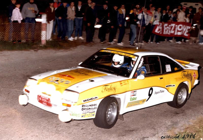 Carlos Sainz Cenamor - José Luis López Orozco
20º Rally Catalunya 1984. Opel Manta 400 (2-M-1855-P). Clasificado 2º.

El Equipo Oficial de Opel le cedió este coche sólo para este rally.
Su brillante actuación, 2º por detrás de Salvador Serviá también con Opel, y por delante de Genito Ortiz con Renault 5 Turbo, le abrió las puertas al Equipo Oficial de Renault.

Del 26 de Octubre al 28 de Octubre, Barcelona, Catalunya, España.
Superficie: asfalto.

El Rally tení­a un total de 440.65 km cronometrados.

Tomaron la salida 83 equipos, finalizaron 42.
@
Palabras clave: ;Opel;Manta;Catalunya;grupo_B;1984