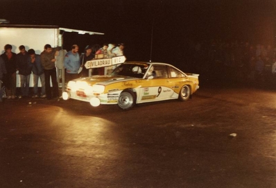 Carlos Sainz Cenamor - José Luis López Orozco
20º Rally Catalunya 1984. Opel Manta 400 (2-M-1855-P). Clasificado 2º.

El Equipo Oficial de Opel le cedió este coche sólo para este rally.
Su brillante actuación, 2º por detrás de Salvador Serviá también con Opel, y por delante de Genito Ortiz con Renault 5 Turbo, le abrió las puertas al Equipo Oficial de Renault.

Del 26 de Octubre al 28 de Octubre, Barcelona, Catalunya, España.
Superficie: asfalto.

El Rally tení­a un total de 440.65 km cronometrados.

Tomaron la salida 83 equipos, finalizaron 42.
@
Palabras clave: ;Opel;Manta;Catalunya;grupo_B;1984