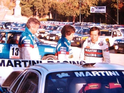 29º Tour de Corse - Rallye de France 1985
De izquierda a derecha de la imagen:
Pierre Thimonier, Jean Ragnotti y Attilio Bettega.

Los tristes ganadores de esta prueba fueron Jean Ragnotti - Pierre Thimonier con Renault 5 Maxiturbo (9489 YB 91).

En este Rally Attilio Bettega sufrió un accidente mortal con su Lancia Rally 037 (coche que se puede ver en primera linea de la imagen) cuando iba 4º a 1 minuto de los líderes de la prueba y ganadores, Ragnotti - Thimonier.

Su coche se salió de la carretera e impactò violentamente contra un árbol por el lado del conductor.
(D.E.P / R.I.P.)

Del 2 al 4 de Mayo, Ajaccio, Córcega, Francia.
Superficie: asfalto.

El Rally tenia un total de 1603.00 km de los que 1122.25 km divididos en 30 tramos eran especiales (1 de ellos fue cancelado, SS5 Sartene - Zonza de 44.23 km, por el fatal accidente de Attilio Bettega en el tramo anterior, SS4 Zerubia - Santa Giulia de 30.60 km).

Tomaron la salida 139 equipos, finalizaron 45.
@
Palabras clave: Pierre_Thimonier;Corcega;1985;Personajes;Corse
