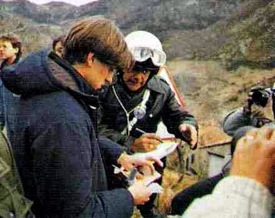 54º Rallye Automobile de Montecarlo 1986
Henri Toivonen y Sergio Cresto sufrieron un accidente durante un enlace de tramo con su Lancia Delta S4 . Chocaron de frente contra el coche de un aficionado en el Col de Mounchery, entre Burzet y Eintragues, carretera estrecha y a la sombra.

En la imagen Henri junto a un Gendarme durante lo que parece ser el proceso del papeleo para hacer el parte del accidente.

Referente al coche contra el que chocó era un Ford Taunus. Según se dice, con ruedas lisas y tasa de alcohol del conductor... por las nubes.

Henri y Sergio acabaron ganando el Rallye con 4" 04' de ventaja sobre Timo Salonen - Seppo Harjanne y su Peugeot 205 Turbo 16 E2.
El mismo Timo Salonen comentó sobre el ritmo endiablado que llevó Henri en éste Monte-Carlo
que:
"Seguir el ritmo de Henri Toivonen raya el suicidio"

El Rally tenía un total de 3984 km, de los que 867 km divididos en 36 tramos eran especiales.

Tomaron la salida 156 equipos, finalizaron 65.

Situación en Google Maps del lugar donde se produjo el choque: [/b][url=https://www.google.com/maps/@44.7372914,4.2930001,3a,75y,7.8h,70.62t/data=!3m6!1e1!3m4!1selMXdQK4Avj7P_jVRriQCA!2e0!7i13312!8i6656] [b][u]Google Maps.[/u][/b] [/url].
Palabras clave: Henri_Toivonen;Lancia;Delta;S4;Grupo_B;Montecarlo;1986;Personajes