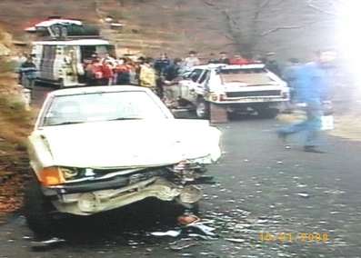 54º Rallye Automobile de Montecarlo 1986
Henri Toivonen y Sergio Cresto sufrieron un accidente durante un enlace de tramo (Col de Mounchery, entre Burzet y Eintragues, carretera estrecha y a la sombra) con su Lancia Delta S4 . Chocaron de frente contra el coche de un aficionado.

En la imagen, uno de los mecánicos del Equipo Martini Lancia reparando el coche rápidamente para que Henri y Sergio siguieran en competición.

Del 18 al 24 de Enero, Monte-Carlo.
Superficie: asfalto - nieve.

El Rally tenía un total de 3984.00 km de los que 881.20 km divididos en 36 tramos eran especiales.

Tomaron la salida 156 equipos, finalizaron 65.
@
Palabras clave: Henri_Toivonen;Sergio_Cresto;Lancia;Delta;Grupo_B;Montecarlo;1986;crash;Asistencias
