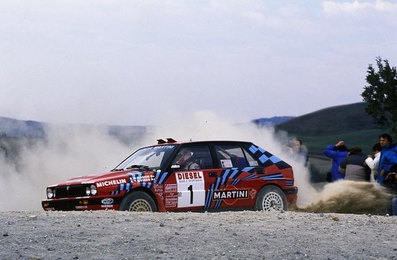 Massimo (Miki) Biasion - Tiziano Siviero
31º Rallye Sanremo - Rallye d'Italia 1989. Lancia Delta Integrale 16V (TO 86305M). Clasificado 1º.
Martini Lancia

Del 8 al 12 de Octubre, Sanremo, Liguria, Imperia, Italia.
Superficie: asfalto - tierra.

El Rally tenia un total de 2086.19 km de los que 544.20 km divididos en 34 tramos eran especiales.

Tomaron la salida 107 equipos, finalizaron 34.@
Palabras clave: ;Tiziano_Siviero;Lancia;Delta;integrale;Sanremo;1989