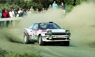 Carlos Sainz Cenamor - Luís Rodríguez Moya
20º Rothmans Rally of New Zealand 1990. Toyota Celica GT-4 -ST165- (PA 7325). Clasificado 1º.

Del 30 de Junio al 3 de Julio, Auckland, Nueva Zelanda.
Superficie: tierra.

El Rally tenia un total de 2111.39 Km de los que 599.49 Km divididos en 43 tramos eran especiales.

Se inscribieron 65 equipos, tomaron la salida 65, finalizaron 40.@
Palabras clave: ;Luis_Moya;Toyota;Celica;ST165;Nueva_Zelanda;1990