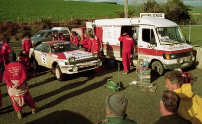 Asistencia del Equipo Toyota Team Europe en el 20º Rothmans Rally of New Zealand 1990
En el Toyota Celica GT-4 -ST165- (PA 7325) de Carlos Sainz - Luis Moya, clasificado 1º.

Del 30 de Junio al 3 de Julio, Auckland, Nueva Zelanda.
Superficie: tierra.

El Rally tenia un total de 2111.39 Km de los que 599.49 Km divididos en 43 tramos eran especiales.

Se inscribieron 65 equipos, tomaron la salida 65, finalizaron 40.@
Palabras clave: ;Luis_Moya;Toyota;Celica;GT;Nueva_Zelanda;Asistencias;1990