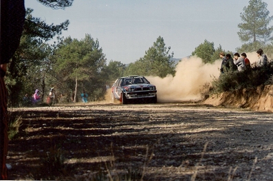 Juha Kankkunen - Juha Piironen
27º Rallye Catalunya - Costa Brava - Rallye de España 1991. Lancia Delta Integrale 16V (TO 76856R). Clasificado 2º.
Martini Lancia

Primer año válido para el Campeonato Mundial de Rallyes.

Del 10 al 13 de Noviembre, Lloret de Mar, Girona, Catalunya, España.
Superficie: asfalto - tierra.

El Rally tenia un total de 1606.98 km de los que 594.01 km divididos en 35 tramos eran especiales, (2 de ellos fueron cancelados SS4 Sant Hilari - Osor de 13.57 Km y SS29 Riera de Merles de 14.36 Km).

Tomaron la salida 76 equipos, finalizaron 33.

Tramo: Pinos - Riner de 31,51 km.
(Foto 1 de 3)

© Jaume Jorba
@
Palabras clave: Lancia;Delta;Integrale;Catalunya;1991;España;Spain