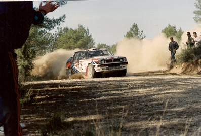 Juha Kankkunen - Juha Piironen
27º Rallye Catalunya - Costa Brava - Rallye de España 1991. Lancia Delta Integrale 16V (TO 76856R). Clasificado 2º.
Martini Lancia

Primer año válido para el Campeonato Mundial de Rallyes.

Del 10 al 13 de Noviembre, Lloret de Mar, Girona, Catalunya, España.
Superficie: asfalto - tierra.

El Rally tenia un total de 1606.98 km de los que 594.01 km divididos en 35 tramos eran especiales (2 de ellos fueron cancelados SS4 Sant Hilari - Osor de 13.57 Km y SS29 Riera de Merles de 14.36 Km).

Tomaron la salida 76 equipos, finalizaron 33.

Tramo: Pinos - Riner de 31,51 km.
(Foto 3 de 3)

© Jaume Jorba
@
Palabras clave: Lancia;Delta;Integrale;Catalunya;1991;España;Spain