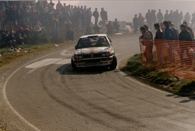 Juha Kankkunen - Juha Piironen
27º Rallye Catalunya - Costa Brava - Rallye de España 1991. Lancia Delta Integrale 16V (TO 76856R). Clasificado 2º.
Martini Lancia

Primer año válido para el Campeonato Mundial de Rallyes.

Del 10 al 13 de Noviembre, Lloret de Mar, Girona, Catalunya, España.
Superficie: asfalto - tierra.

El Rally tenia un total de 1606.98 km de los que 594.01 km divididos en 35 tramos eran especiales (2 de ellos fueron cancelados SS4 Sant Hilari - Osor de 13.57 Km y SS29 Riera de Merles de 14.36 Km).

Tomaron la salida 76 equipos, finalizaron 33.

PHOTO en SS La Trona (mítica paella Les Basures) de 12,85 km.
(Foto 1 de 2).
@
Palabras clave: Lancia;Delta;Integrale;Catalunya;1991;España;Spain