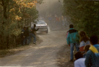 Juha Kankkunen - Juha Piironen
27º Rallye Catalunya - Costa Brava - Rallye de España 1991. Lancia Delta Integrale 16V (TO 76856R). Clasificado 2º.
Martini Lancia

Primer año válido para el Campeonato Mundial de Rallyes.

Del 10 al 13 de Noviembre, Lloret de Mar, Girona, Catalunya, España.
Superficie: asfalto - tierra.

El Rally tenia un total de 1606.98 km de los que 594.01 km divididos en 35 tramos eran especiales, (2 de ellos fueron cancelados SS4 Sant Hilari - Osor de 13.57 Km y SS29 Riera de Merles de 14.36 Km).

Tomaron la salida 76 equipos, finalizaron 33.

PHOTO en SS34 Sta. Coloma - St. Feliu de Buixalleu de 27,85 km.
(Foto 1 de 5)

© Jaume Jorba
@
Palabras clave: Lancia;Delta;Integrale;Catalunya;1991;España;Spain