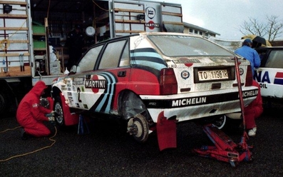 Asistencia Equipo Martini Lancia
En el 21º Rally de Nueva Zelanda 1991. Lancia Delta HF Integrale 16V (TO 11981R) de Juha Kankkunen - Juha Piironen. Clasificado 2º.

Al lado también se puede ver el Lancia Delta HF Integrale 16V (TO 11982R) de Didier Auriol - Bernard Occelli. Equipo Jolly Club/FINA. Clasificado 3º.

Del 26 al 30 de Junio, Auckland, Nueva Zelanda.
Superficie: tierra.

El Rally tenia un total de 630.66 km cronometrados divididos en 40 tramos especiales.

Tomaron la salida 61 equipos, finalizaron 31.@
Palabras clave: ;Juha_Piironen;Lancia;Delta;Integrale;Nueva_Zelanda;Asistencias;1991