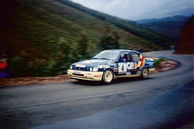 François Delecour - Anne-Chantal Pauwels
25º Rallye de Portugal - Vinho do Porto 1991. Ford Sierra RS Cosworth 4x4 (H378 JEV). Abandonó por accidente en SS11 Freita de 24.20 km.
Q8 Team Ford

Del 5 al 9 de Marzo, Portugal.
Superficie: asfalto - tierra.

El Rally tenia un total de 2041.26 Km de los que 564.20 Km divididos en 38 tramos eran especiales (2 de ellos fueron cancelados SS2 Gradil de 9 Km y SS28 Viseu de 29.90 Km).

Se inscribieron 106 equipos, tomaron la salida 95, finalizaron 28.@
Palabras clave: Ford;Sierra;RS;Cosworth;Portugal;1991