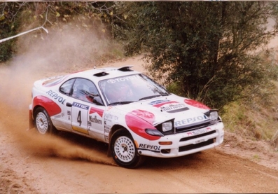 Carlos Sainz Cenamor - Luís Rodríguez Moya
28º Rallye de España - Catalunya - Costa Brava 1992. Toyota Celica Turbo 4WD -ST185- (K-AM 2134). Clasificado 1º.

Del 8 al 11 de Noviembre, Lloret de Mar, Girona, Catalunya, España.
Superficie: asfalto - tierra.

El Rally tenia un total de 1,505.08 Km de los que 519.65 Km divididos en 29 tramos eran especiales, (uno de ellos fue cancelado SS7).

Se inscribieron 79 equipos, tomaron la salida 74, finalizaron 31.@
Palabras clave: ;Luis_Moya;Toyota;Celica;Turbo;ST185;Catalunya;1992