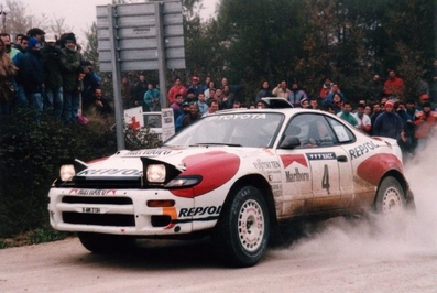 Carlos Sainz Cenamor - Luís Rodríguez Moya
28º Rallye de España - Catalunya - Costa Brava 1992. Toyota Celica Turbo 4WD -ST185- (K-AM 2134). Clasificado 1º.

Del 8 al 11 de Noviembre, Lloret de Mar, Girona, Catalunya, España.
Superficie: asfalto - tierra.

El Rally tenia un total de 1,505.08 Km de los que 519.65 Km divididos en 29 tramos eran especiales, (uno de ellos fue cancelado SS7).

Se inscribieron 79 equipos, tomaron la salida 74, finalizaron 31.@

Palabras clave: ;Toyota;Celica;Catalunya;1992