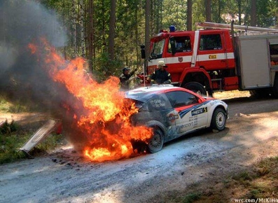 Colin McRae - Nicky Grist
52º Neste Rally Finland 2002. Ford Focus RS WRC 02 (EX 02 OBE). Abandonó por incendio en el coche en SS21 Jukojärvi 2 de 22.71 km.

Del 8 al 11 de Agosto, Jyväskylä.
Superficie: tierra.

El Rally tenia un total de 1703.32 km de los que 401.68 km divididos en 22 tramos eran especiales.

Tomaron la salida 77 esquipos, finalizaron 30.@
Palabras clave: ;Ford;Focus;WRC;Finlandia;2002;crash