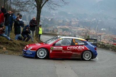 Carlos Sainz Cenamor - Marc Marti
72º Rallye Automobile de Monte-Carlo 2004. Citröen Xsara WRC. Abandonó por accidente en SS9 Sigale - Col de Bleine 1 de 28.39 km.

Del 23 al 25 de Enero, Monaco.
Superficie: asfalto.

El Rally tenia un total de 1,331.92 Km de los que 389.12 Km divididos en 15 tramos eran especiales (2 de ellos fueron cancelados SS1 Selonnet - Breziers 1 de 22.64 Km y SS10 Tourette du Chateau - St Antonin 2 de 24.80 Km. Uno de ellos se dio con tiempo de tramo teórico a todos los equipos, SS8 Tourette du Chateau - St Antonin 1 de 24.80 Km).

Se inscribieron 45 equipos, tomaron la salida 43, finalizaron 20.@
Palabras clave: ;Citroen;Xsara;WRC;Montecarlo;2004