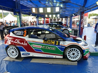 Equipo Ford Abu Dhabi World Rally Team en el 29º Rallye Alemania 2011
El de primer plano es el de Mikko Hirvonen - Jarmo Lehtinen. Clasificado 4º. Al fondo de la imagen el de Jari-Matti Latvala - Miikka Anttila. Clasificado 14º.
Palabras clave: ;Miikka_Anttila;Jarmo_Lehtinen;Ford;Fiesta;RS;WRC;Parque_cerrado;Alemania;2011