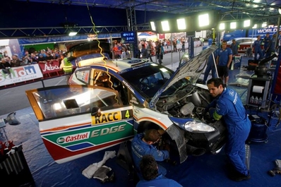 Asistencia del Equipo Ford Abu Dhabi WRT en el 47º Rally Catalunya-Costa Daurada 2011
Coche de Jari-Matti Latvala - Miikka Anttila. Ford Fiesta RS WRC. Clasificado 3º.
Latvala, a pesar de haber sido segundo durante gran parte del rally, penalizò en el control antes del Power Stage (Coll de la Teixeta SS18 de 4,32 Km) y se detuvo unos segundos antes de llegar a meta para favorecer a Mikko Hirvonen en el Campeonato del Mundo de Rallyes, cuyo campeòn se decidirà¡ en la última cita en Gran Bretaña.@
Palabras clave: ;Miikka_Anttila;Ford;Fiesta;RS;WRC;Catalunya;2011;Asistencias