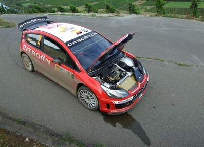 Dani Sordo - Marc Martà­
26º Rally de Alemania 2007. Citröen C4 WRC. Retirado por mecà¡nica.
En la imagen se puede ver las pérdidas del refrigerante, minutos después de abandonar el rally.
Palabras clave: ;Citroen;WRC;Alemania;2007