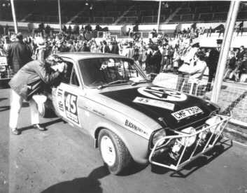 Doug Harris - Michael Butler
Daily Mirror London-Mexico World Cup Rally 1970. Ford Escort GT 1300. Clasificado 23º.

Del 19 de Abril al 27 de Mayo, Londres - Mexico.
Superficie: tierra - asfalto.

ITINERARIO:
Reino Unido, Francia, Alemania Occidental, Austria, Hungría, Yugoslavia, Bulgaria, regreso a Yugoslavia, Italia, Sur de Francia, España, Portugal.
REINICIO:
Brasil, Uruguay, Argentina, Chile, regreso a Argentina, Bolivia, Perú, Ecuador, Colombia, Panamá, Costa Rica, Nicaragua, Honduras, El Salvador, Guatemala y México.

La prueba constaba de 29 tramos especiales con un total de 25.750.00 km incluyendo los tramos de enlace.

Tomaron la salida 96 equipos, finalizaron 26.
@
Palabras clave: ;Michael_Butler;Londres-Mexico;Ford;Escort;1970