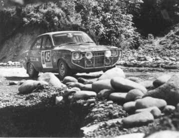 Doug Harris - Michael Butler
Daily Mirror London-Mexico World Cup Rally 1970. Ford Escort GT 1300. Clasificado 23º.

Del 19 de Abril al 27 de Mayo, Londres - Mexico.
Superficie: tierra - asfalto.

ITINERARIO:
Reino Unido, Francia, Alemania Occidental, Austria, Hungría, Yugoslavia, Bulgaria, regreso a Yugoslavia, Italia, Sur de Francia, España, Portugal.
REINICIO:
Brasil, Uruguay, Argentina, Chile, regreso a Argentina, Bolivia, Perú, Ecuador, Colombia, Panamá, Costa Rica, Nicaragua, Honduras, El Salvador, Guatemala y México.

La prueba constaba de 29 tramos especiales con un total de 25.750.00 km incluyendo los tramos de enlace.

Tomaron la salida 96 equipos, finalizaron 26.
@
Palabras clave: ;Michael_Butler;Londres-Mexico;Ford;Escort;1970