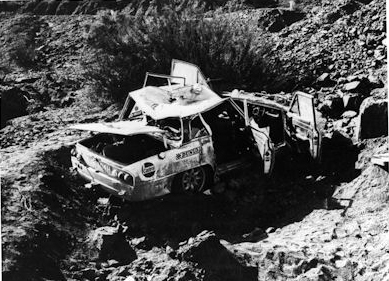 Andrew Cowan - Brian Coyle - Ularico Ossio
Daily Mirror London-Mexico World Cup Rally 1970. Triumph 2.5 PI. Abandonó por el accidente de la foto, cuando estaba alcanzando el Morris 1800 de Jean Denton - Pat Wright - Liz Crellin.

Debido a la polvareda que levantaba el Morris, no vio una horquilla a derechas en subida.
Era el tramo mas largo del Rally que iba de Rodeo a La Vina, tenia 816 Kms.

Cowan pilotaba, Coyle era el navegador y Ossio dormia en el asiento posterior.

Del 19 de Abril al 27 de Mayo, Londres - Mexico.
Superficie: tierra - asfalto.

ITINERARIO:
Reino Unido, Francia, Alemania Occidental, Austria, Hungría, Yugoslavia, Bulgaria, regreso a Yugoslavia, Italia, Sur de Francia, España, Portugal.
REINICIO:
Brasil, Uruguay, Argentina, Chile, regreso a Argentina, Bolivia, Perú, Ecuador, Colombia, Panamá, Costa Rica, Nicaragua, Honduras, El Salvador, Guatemala y México.

La prueba constaba de 29 tramos especiales con un total de 25.750.00 km incluyendo los tramos de enlace.

Tomaron la salida 96 equipos, finalizaron 26.
@
Palabras clave: ;Londres-Mexico;Triumph;1970;Crash