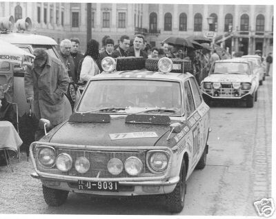 Jan Leenders - Preeda Chullamondhol
Daily Mirror London-Mexico World Cup Rally 1970. Toyota Corolla KE 10-B. Abandonó por tener que cambiar un pistón y no llegar a tiempo al control  horario de Rio de Janeiro-Montevideo.

Del 19 de Abril al 27 de Mayo, Londres - Mexico.
Superficie: tierra - asfalto.

ITINERARIO:
Reino Unido, Francia, Alemania Occidental, Austria, Hungría, Yugoslavia, Bulgaria, regreso a Yugoslavia, Italia, Sur de Francia, España, Portugal.
REINICIO:
Brasil, Uruguay, Argentina, Chile, regreso a Argentina, Bolivia, Perú, Ecuador, Colombia, Panamá, Costa Rica, Nicaragua, Honduras, El Salvador, Guatemala y México.

La prueba constaba de 29 tramos especiales con un total de 25.750.00 km incluyendo los tramos de enlace.

Tomaron la salida 96 equipos, finalizaron 26.
@
Palabras clave: ;Londres-Mexico;Toyota;Corolla;1970