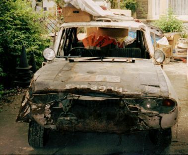 Evan Green - Gelegnite Jack Murray - Hamish Cardno
Daily Mirror London-Mexico World Cup Rally 1970. Triumph 2.5 Pi Mk2 (XJB303H). Abandonó el quinto dia de las etapas americanas.
Iba solo con 5 cilindros desde San Remo, saliendo de Londres con una guia de válvulas rota y teniendo una salida en el tramo Alpine de Monte-Carlo, quedando el frontal del coche destrozado.

Del 19 de Abril al 27 de Mayo, Londres - Mexico.
Superficie: tierra - asfalto.

ITINERARIO:
Reino Unido, Francia, Alemania Occidental, Austria, Hungría, Yugoslavia, Bulgaria, regreso a Yugoslavia, Italia, Sur de Francia, España, Portugal.
REINICIO:
Brasil, Uruguay, Argentina, Chile, regreso a Argentina, Bolivia, Perú, Ecuador, Colombia, Panamá, Costa Rica, Nicaragua, Honduras, El Salvador, Guatemala y México.

La prueba constaba de 29 tramos especiales con un total de 25.750.00 km incluyendo los tramos de enlace.

Tomaron la salida 96 equipos, finalizaron 26.
@
Palabras clave: Evan_Green;Hamish Cardno;Londres-Mexico;Triumph;1970