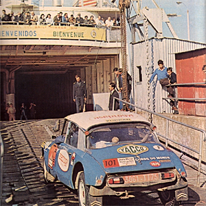 Guy Verrier - Francis Murac
Daily Mirror London-Mexico World Cup Rally 1970. Citröen DS 21. Abandonó en la ruta de los Incas, desconocemos el motivo.

La foto es del embarque en Colonia para ir a Buenos Aires.

Del 19 de Abril al 27 de Mayo, Londres - Mexico.
Superficie: tierra - asfalto.

ITINERARIO:
Reino Unido, Francia, Alemania Occidental, Austria, Hungría, Yugoslavia, Bulgaria, regreso a Yugoslavia, Italia, Sur de Francia, España, Portugal.
REINICIO:
Brasil, Uruguay, Argentina, Chile, regreso a Argentina, Bolivia, Perú, Ecuador, Colombia, Panamá, Costa Rica, Nicaragua, Honduras, El Salvador, Guatemala y México.

La prueba constaba de 29 tramos especiales con un total de 25.750.00 km incluyendo los tramos de enlace.

Tomaron la salida 96 equipos, finalizaron 26.
@
Palabras clave: Londres-Mexico;Citroen;DS21;1970
