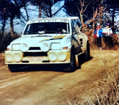 Carlos Sainz Cenamor - Antonio Boto
34º Rally Costa Brava 1986. Renault 5 Maxiturbo (2-M-4747-P). Clasificado 2º.
Foto en el tramo: Lloret Verd.

Del 21 al 23 de Febrero, Lloret de Mar, Girona, Catalunya, España.
Superficie: asfalto - tierra.

El Rally tenia un total de 1293.91 Km de los que 557.07 Km divididos en 29 tramos eran especiales.

Se inscribieron 110 equipos, tomaron la salida 94, finalizaron 30.@

Palabras clave: ;Renault;Maxiturbo;grupo_B;Costa_Brava;1986