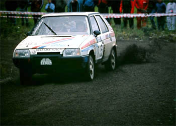 Kalevi Aho - Timo Hakala
39º 1000 Lakes Rally 1989. Skoda Favorit 136L (F 03-24). Clasificado 25º.

Del 25 al 27 de Agosto, Jyväskylä, Finlandia.
Superficie: grava / tierra.

El Rally tenia un total de 1447.34 Km de los que 507.83 Km divididos en 43 tramos eran especiales.

Se inscribieron 200 equipos, tomaron la salida 189, finalizaron 69.@
Palabras clave: Skoda;Finlandia;1989