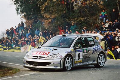 François Delecour - Daniel Grataloup
36º Rallye Catalunya - Costa Brava - Rallye de España 2000. Peugeot 206 WRC (206 MWL 75). Clasificado 7º.

Del 30 de Marzo al 2 de Abril, Lloret de Mar, Girona, Catalunya, España.
Superficie: asfalto.

El Rally tenia un total de 1874.7 km de los que 383.09 km divididos en 15 tramos eran especiales.

Se inscribieron 95 equipos, tomaron la salida 91, finalizaron 55.

© Petr Fitz
@@
Palabras clave: Peugeot;WRC;Catalunya;Costa_Brava;España;Spain;2000