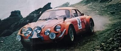 Estanislao Reverter - Antonio Vázquez (Vazquito)
3º Rallye Internacional del Sherry 1971.  Alpine-Porsche (Alpinche).

Cuarta carrera del año del Alpinche (entonces denominado Realpor).

Una prueba de 1800 kilómetros, 42 horas seguidas con sólo 5 horas de descanso en dos neutralizaciones.

Después de 26 horas ininterrumpidas al Alpinche se le rompe la cadena de distribución.

Foto en la zona del Pico Veleta, Sierra Nevada.

21-23 Setiembre. Coef.3

El Rally tenia un total de 1800 Km de los que 192,1 divididos en 17 tramos eran especiales.

Se inscribieron 58 equipos, tomaron la salida 44, finalizaron 13.
@
Palabras clave: Alpinche;Estanislao_Reverter;1971;Sherry