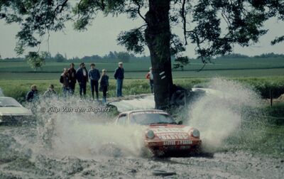 Patrick Snijers - Dany Colebunders
13º Lotto Haspengouwrally 1984. Porsche 911 SC RS (UL 212). Abandonó por motor y posterior incendio del mismo en SS21 Gingelom de 11.69 km.

Del 1 al 3 de Junio, Landen, Belgica.
Superficie: asfalto - tierra.

La prueba constaba de 394.49 km divididos en 3 etapas y 34 tramos especiales.

Tomaron la salida 90 eqquipos, finalizaron 41.

© Filip Van den Bogaert
@
Palabras clave: Haspengouwrally;Porsche;Grupo_B;1984