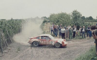 Patrick Snijers - Dany Colebunders
13º Lotto Haspengouwrally 1984. Porsche 911 SC RS (UL 212). Abandonó por motor y posterior incendio del mismo en SS21 Gingelom de 11.69 km.

Del 1 al 3 de Junio, Landen, Belgica.
Superficie: asfalto - tierra.

La prueba constaba de 394.49 km divididos en 3 etapas y 34 tramos especiales.

Tomaron la salida 90 eqquipos, finalizaron 41.

© Filip Van den Bogaert
@
Palabras clave: Haspengouwrally;Porsche;Grupo_B;1984