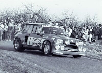 Jean Ragnotti - Pierre Thimonier
18º Critérium International de Touraine 1985. Renault 5 MaxiTurbo (7499 YA 91). Clasificado 2º.
Renault Elf Philips

Del 9 al 10 de Marzo, Tours, L'Ile-Bouchard.
Superficie: asfalto.

El Rally tenia 2 etapas con un total de 814.00 km de los que 396.48 km divididos en 27 tramos eran especiales.

Tomaron la salida 113 equipos, finalizaron 55.

© François Baudin
@
Palabras clave: Renault;Maxiturbo;Grupo_B;1985