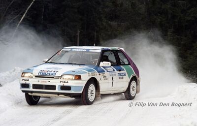 Ingvar Carlsson - Per Carlsson
40º Internacional Suecia Rally 1991. Mazda 323 GTX (JYS 156). Clasificado 4º.

Del 16 al 18 de Febrero, Karlstad, Suecia.
Superficie: nieve - nieve.

El Rally tenia un total de 1475.10 km de los que 519.90 km divididos en 29 tramos eran especiales.

Se inscribieron 108 equipos, tomaron la salida 108, finalizaron 74.

© Filip Van Den Bogaert
@
Palabras clave: ;Mazda;GTX;Suecia;1991;Nieve
